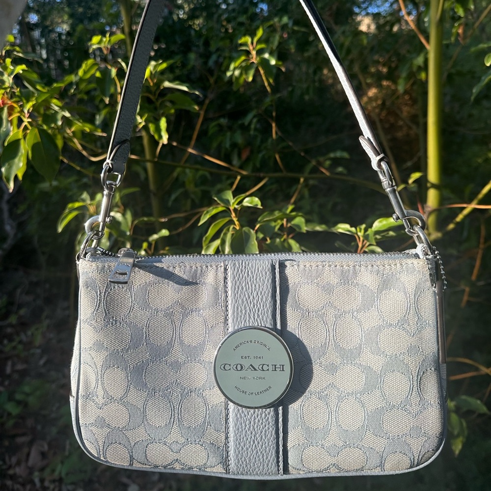 Light blue Coach shoulder purse! House of leather (: